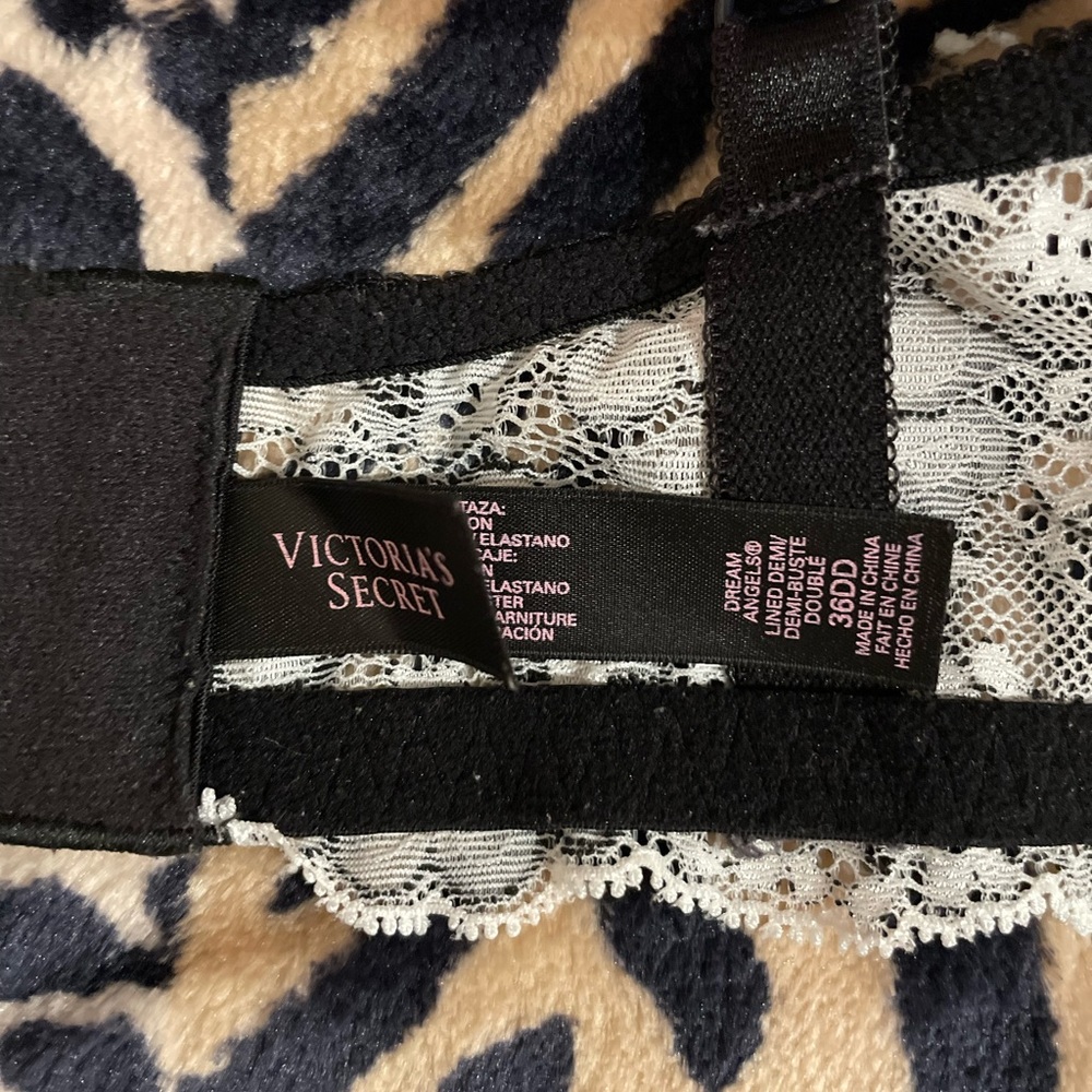 Victoria’s Secret dream angels 36 DD bra, white and black lace - Picture 2 of 2